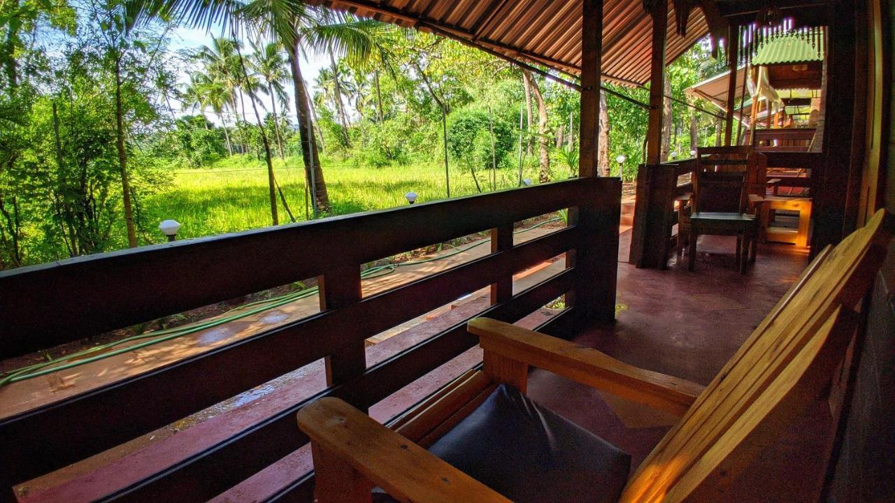 Shunyachi Lotusfeet Hotell Morjim Exteriör bild